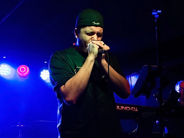 Joe Scovill performing live