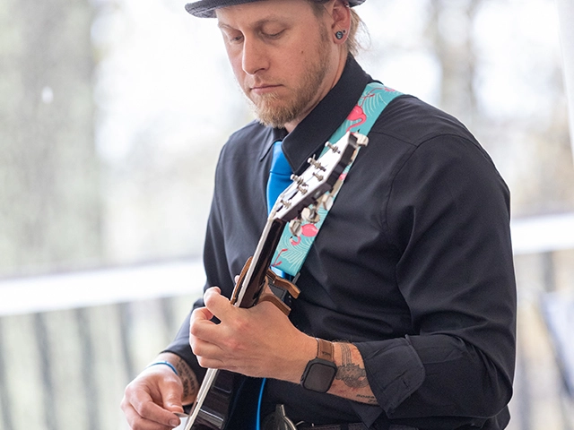 Mike Angeli playing at brewery